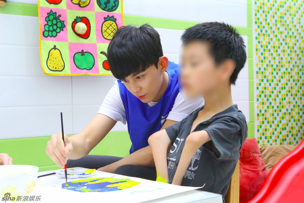 吴磊教小朋友画画