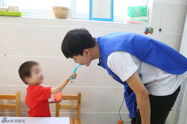 小朋友喂吴磊午饭