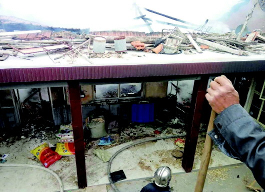 马女士家的六间房子付之一炬。(村民供图)