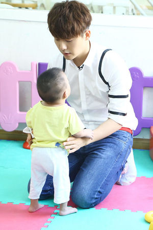 马天宇“小婴儿之家”做义工 马天宇“小婴儿之家”做义工