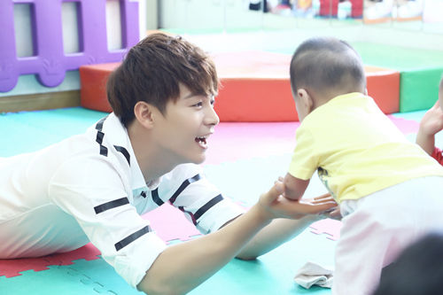 马天宇与小婴儿之家的孩子们玩耍 马天宇与小婴儿之家的孩子们玩耍