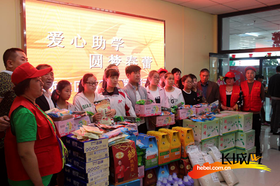 为贫困学生发放的爱心物资。