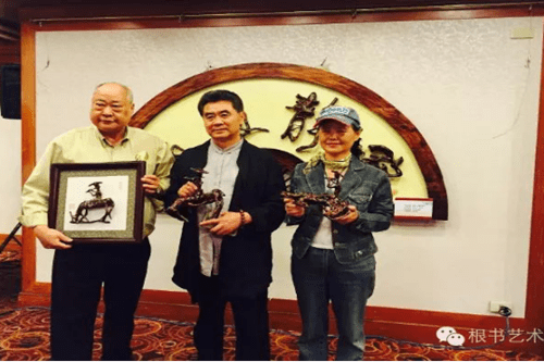 慈善拍卖会现场。