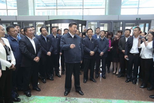 新华社照片，哈尔滨，2016年5月25日
    习近平在黑龙江考察
    5月23日至25日，中共中央总书记、国家主席、中央军委主席习近平在黑龙江考察调研。
    这是5月25日上午，习近平在哈尔滨科技创新创业大厦勉励科技人员多出成果。
    新华社记者 兰红光 摄