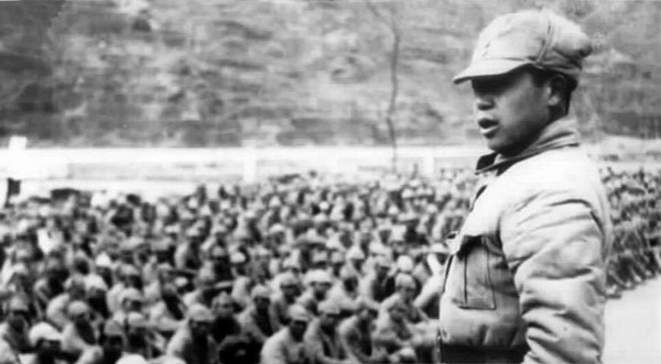 陈锡联在向部队做动员 陈锡联在向部队做动员