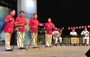 孙国付(左二)等人表演京东大鼓  孙国付(左二)等人表演京东大鼓