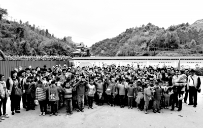 居委会阿姨成立爱心队伍，走出小区为山区孩子献爱心。