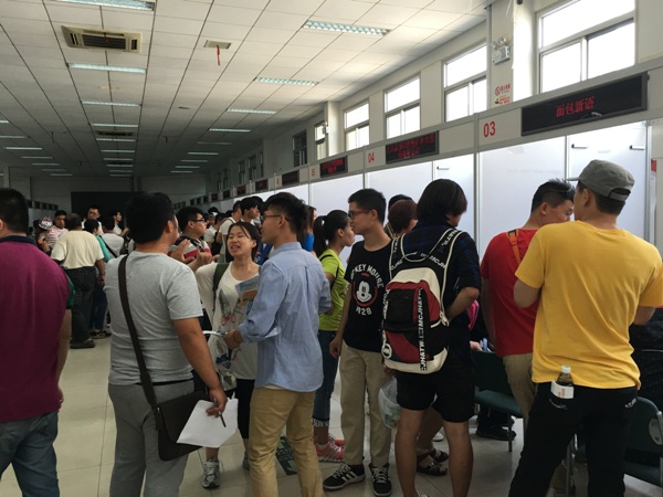 图为招聘会现场  图为招聘会现场