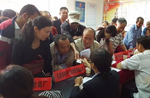 图为企业用人单位和残疾人面对面咨询  图为企业用人单位和残疾人面对面咨询