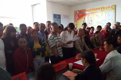 图为企业用人单位和残疾人面对面咨询 图为企业用人单位和残疾人面对面咨询