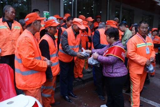 杨春霞为环卫工人提供免费餐。图片来源：山西文明网