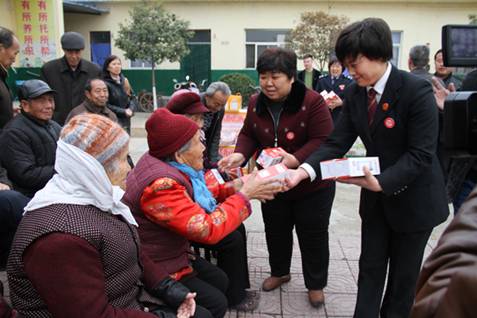 杨春霞带领志愿者看望慰问老人。图片来源：山西文明网