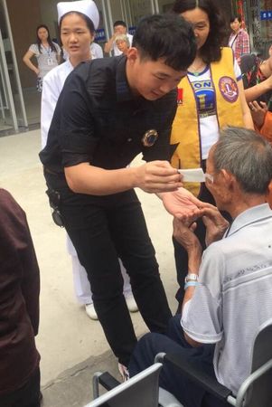 柯就坚为白内障手术患者揭开纱布