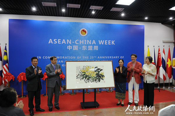 赠画现场与老挝大使合影（左起：胡正跃、孔铉佑、万迪、何水法、杨秀萍）_副本