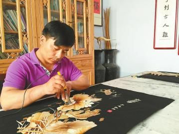 刘永峰在工作室细心制作芦苇画 刘永峰在工作室细心制作芦苇画