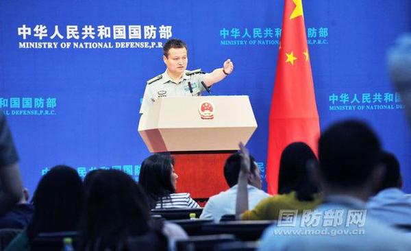 国防部新闻局局长、国防部新闻发言人杨宇军大校答记者问。 李爱明 摄