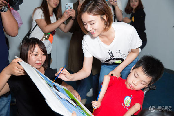 袁姗姗与小朋友一起作画 袁姗姗与小朋友一起作画