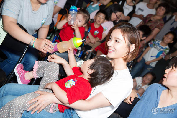 袁姗姗怀抱小月月 袁姗姗怀抱小月月