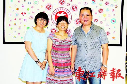 “东平哥”与妻子江凤兰（中）、妹妹黄秀影（左）。