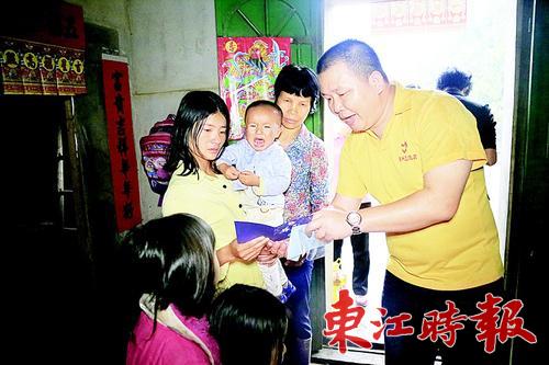 黄元盛探望贫困儿童。