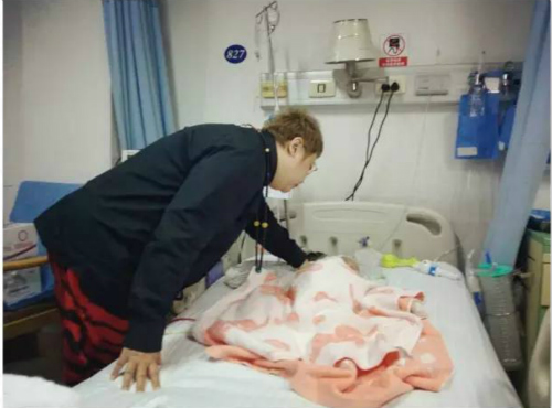 韩红前往医院看望轩轩 韩红前往医院看望轩轩