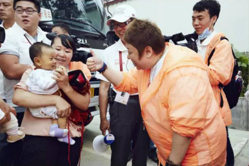 轩轩在百人援贵义诊现场 轩轩在百人援贵义诊现场