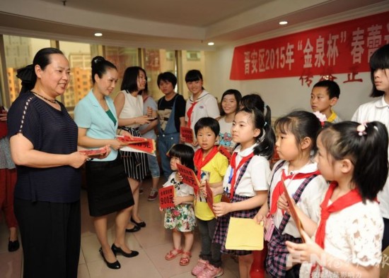 去年“六一”付安忠（左一）参加晋安区妇联“春蕾计划”助学活动。（资料图）