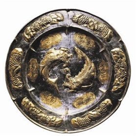 (图示)唐鎏金摩羯纹卷曲式带足银盘