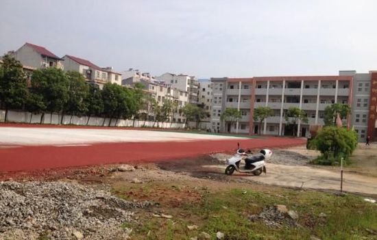 同安小学在建塑胶跑道出现强烈刺鼻气味。