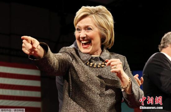当地时间2016年4月26日，美国宾夕法尼亚州费城，民主党总统候选人希拉里·克林顿举行初选之夜集会。美国东部五个州于当地时间26日举行大选共和、民主两党初选。目前，民主党方面，希拉里·克林顿拿下宾夕法尼亚州，取得第三场胜利。共和党方面，参选人特朗普横扫全部五州。