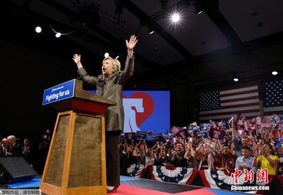 当地时间2016年4月26日，美国宾夕法尼亚州费城，民主党总统候选人希拉里·克林顿举行初选之夜集会。美国东部五个州于当地时间26日举行大选共和、民主两党初选。目前，民主党方面，希拉里·克林顿拿下宾夕法尼亚州，取得第三场胜利。共和党方面，参选人特朗普横扫全部五州。