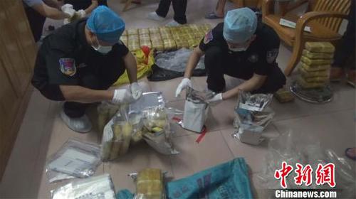 图为民警在对缴获的毒品进行检查封存?！÷淼滦?摄