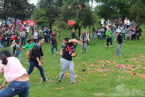 考试来临，如何减压？29日，来自川渝的2000名大学生在仙女山大草原展开了西瓜大战。在场的大学生们跑进指定区域，抓起西瓜瓤相互投掷，有的女生还借机向心仪男生展开草原大追逐。