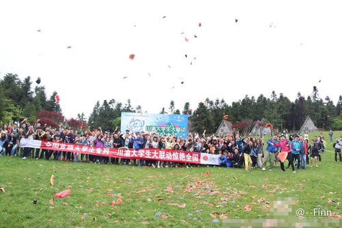 2000名大学生“西瓜大战”减压。