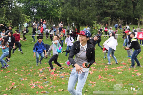 在场的大学生们跑进指定区域，抓起西瓜瓤相互投掷。