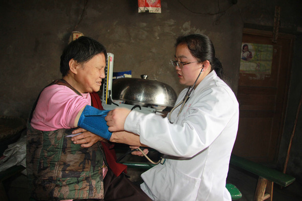 李菊洪上门为双目失明的邓玉琼老人量血压 李菊洪上门为双目失明的邓玉琼老人量血压