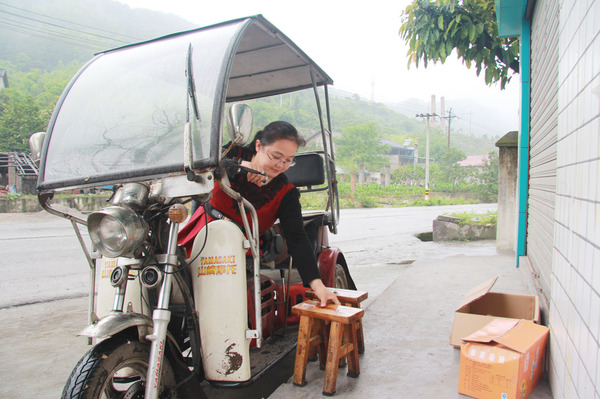 李菊洪独自出诊归来 李菊洪独自出诊归来