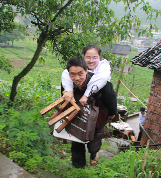 丈夫刘兴堰背着李菊洪出诊 丈夫刘兴堰背着李菊洪出诊