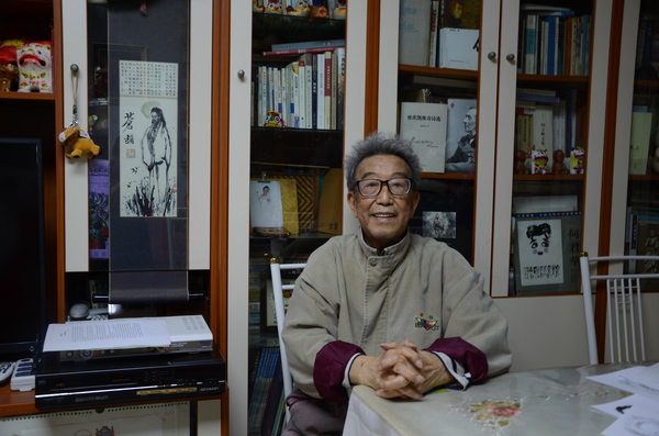 高莽与《苍颉》画作，画中“苍颉”二字为钱锺书先生所写，钱先生试笔时留下的“苍”字字头“艹”被高莽先生画成了草丛上飞舞的昆虫。