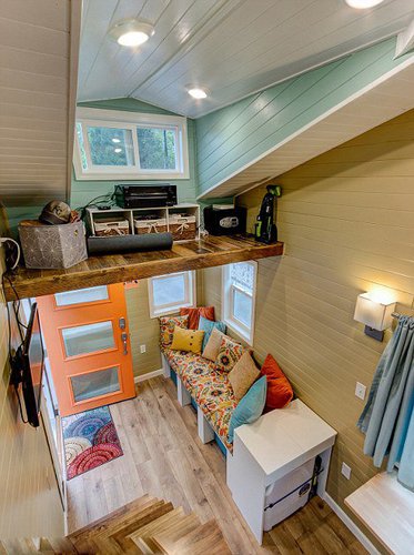 　　2014年，夫妻二人双双辞掉工作，卖掉家里的大房子，买了一个带轮移动房，带上约12万元人民币的积蓄，于2014年4月踏上了为期6个月的环美旅行。