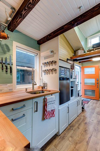 　　别看他们的移动房仅有18平米，其实屋内设施一应俱全，厨房、卧室、浴室、厕所、桌椅板凳，应有尽有。旅行途中，夫妻二人无论身处何地都能享受到家的舒适和温馨。