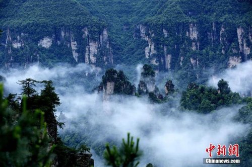 飘渺无形的云海穿梭在连绵峰林间，奇美无比。