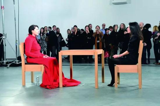 2010 年《艺术家在现场》 时长：736 小时30 分钟纽约MoMA 展厅里，阿布拉莫维奇坐在桌子一端，另一端是自愿坐到对面的观众。64 岁的阿布拉莫维奇接受了1500 多人的对视挑战，莎朗·斯通、Lady Gaga 亦慕名而来。她每天就这样面无表情地坐着。