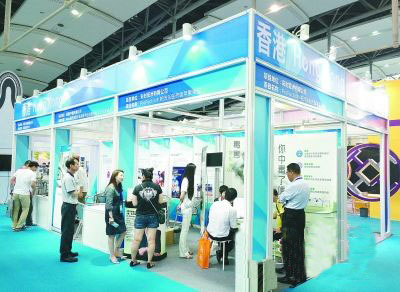 双创 观众在港澳台展区体验产品 双创 观众在港澳台展区体验产品