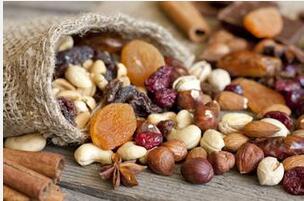 吃坚果好处多 这四类人不宜食用坚果