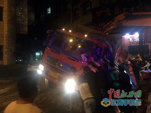 整车煤灰倾泻而下埋住路人 数十市民徒手施救