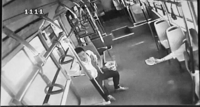 小情侣公交车上旁若无人吃西瓜，弄脏车厢环境引不满。