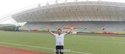 山东济南，眼看在历城二中读高三的女儿就要高考了，48岁的济南励志暖爸曹树茂想出了一个充满正能量的好主意，跑遍济南高校操场为女儿呐喊助威。