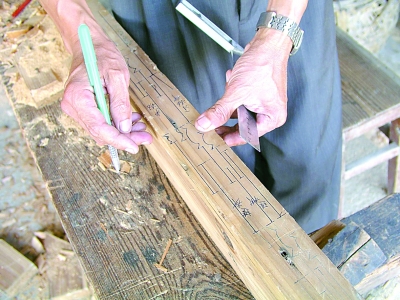 大木把作师傅绘制丈杆 大木把作师傅绘制丈杆