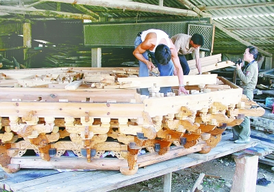 福建泉州大木匠师按照丈杆尺制作藻井 福建泉州大木匠师按照丈杆尺制作藻井